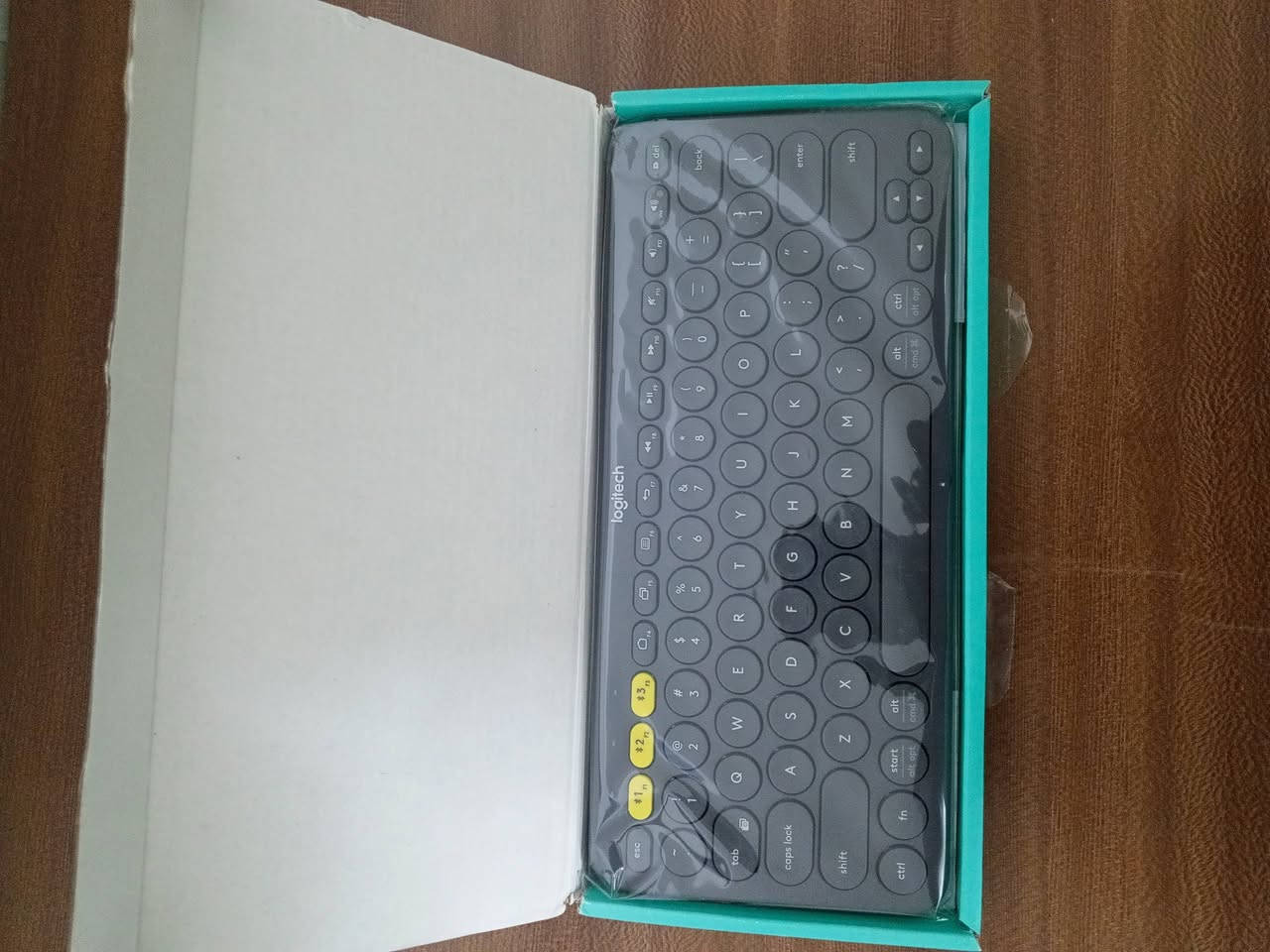 السلام عليكم
+2                    لوحة مفاتيح Logitech K380 اللاسلكية التي تعمل عبر البلوتوث وتتميز بلون أزرق وتصميم مدمج.تدعم الاتصال بثلاثة أجهزة في وقت واحد مع إمكانية التبديل السهل بينها، وتتوافق مع أنظمة تشغيل متعددة.تصميمها يتميز بمفاتيح مستديرة خفيفة الوزن ومحمول، مما يسهل نقلها واستخدامها في أماكن مختلفة
السعر (٤٠) مع التوصيل


**إذا كنت صاحب هذا الإعلان وتريد حذفه لأي سبب، رجاءا أرسل رسالة إلى الدعم الفني**