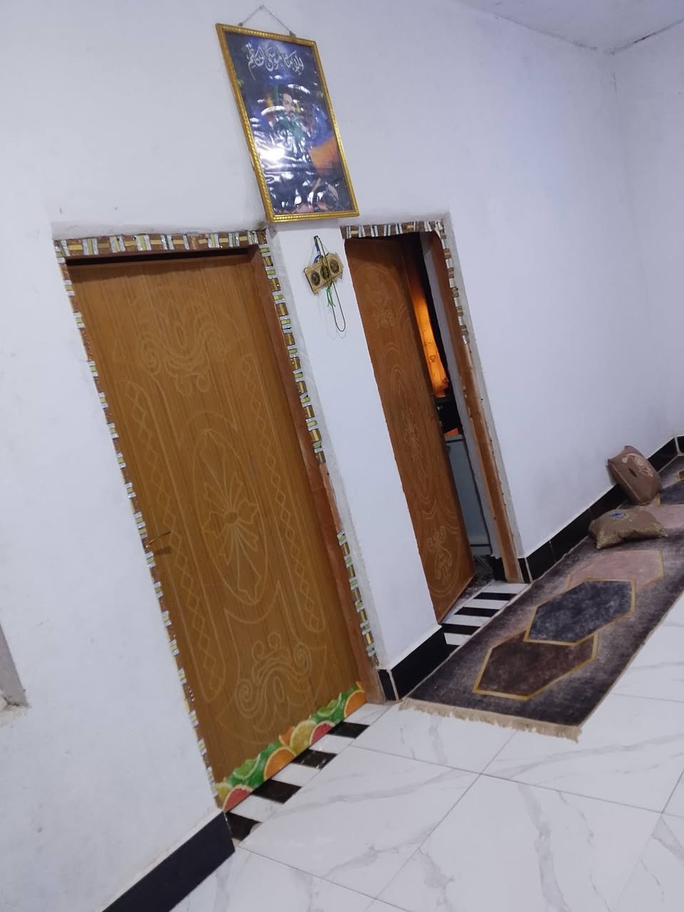 بيت تجاوز مشمول بتطويب بي وصل بنأء جديد وملبوخ ومرتب مكانه كلش حلو بحي الحكيم بصف شارع ابو لبنان يحتوي علئ غرفتين وصاله كبيره وديوانيه ومطبخ وصحيات سعر (22) بي مجال ***********
