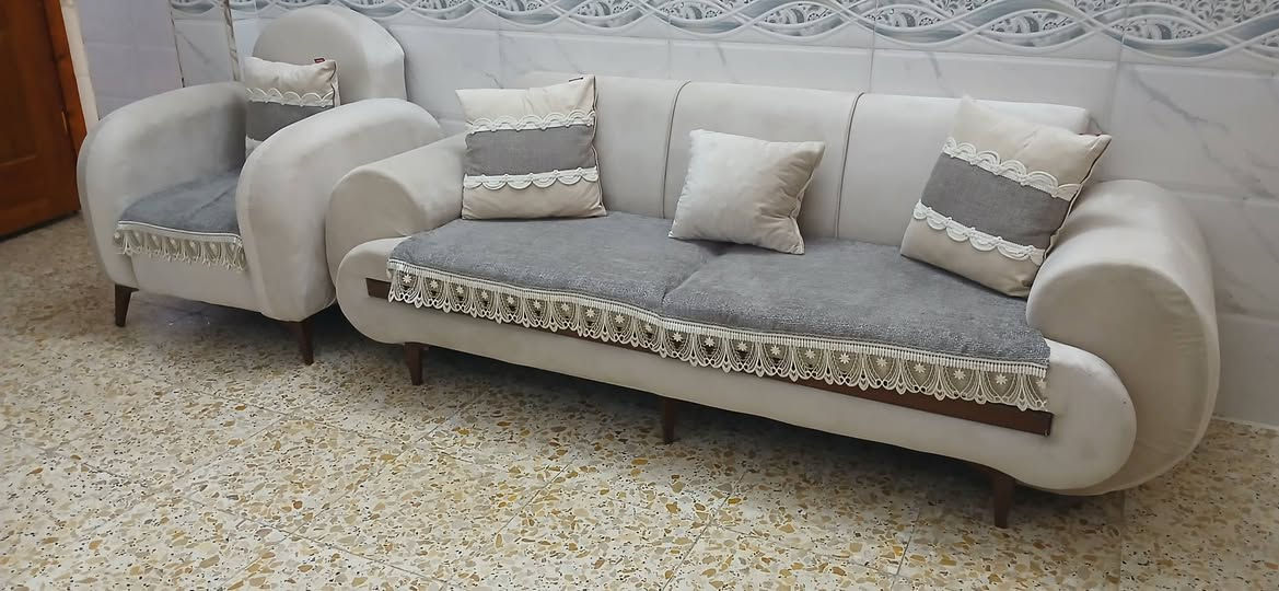 اسلام عليكم 
تخم قنفات مستعمل شهر فقط
عشر مقاعد اني ماخذة ٥٠٠ الف 
قيم واخذ كل ضرر مابي وهاي الكوشات وجراجف احنا اشتريناهن ب٦٠ الف العنوان بغداد البلديات 
***********
