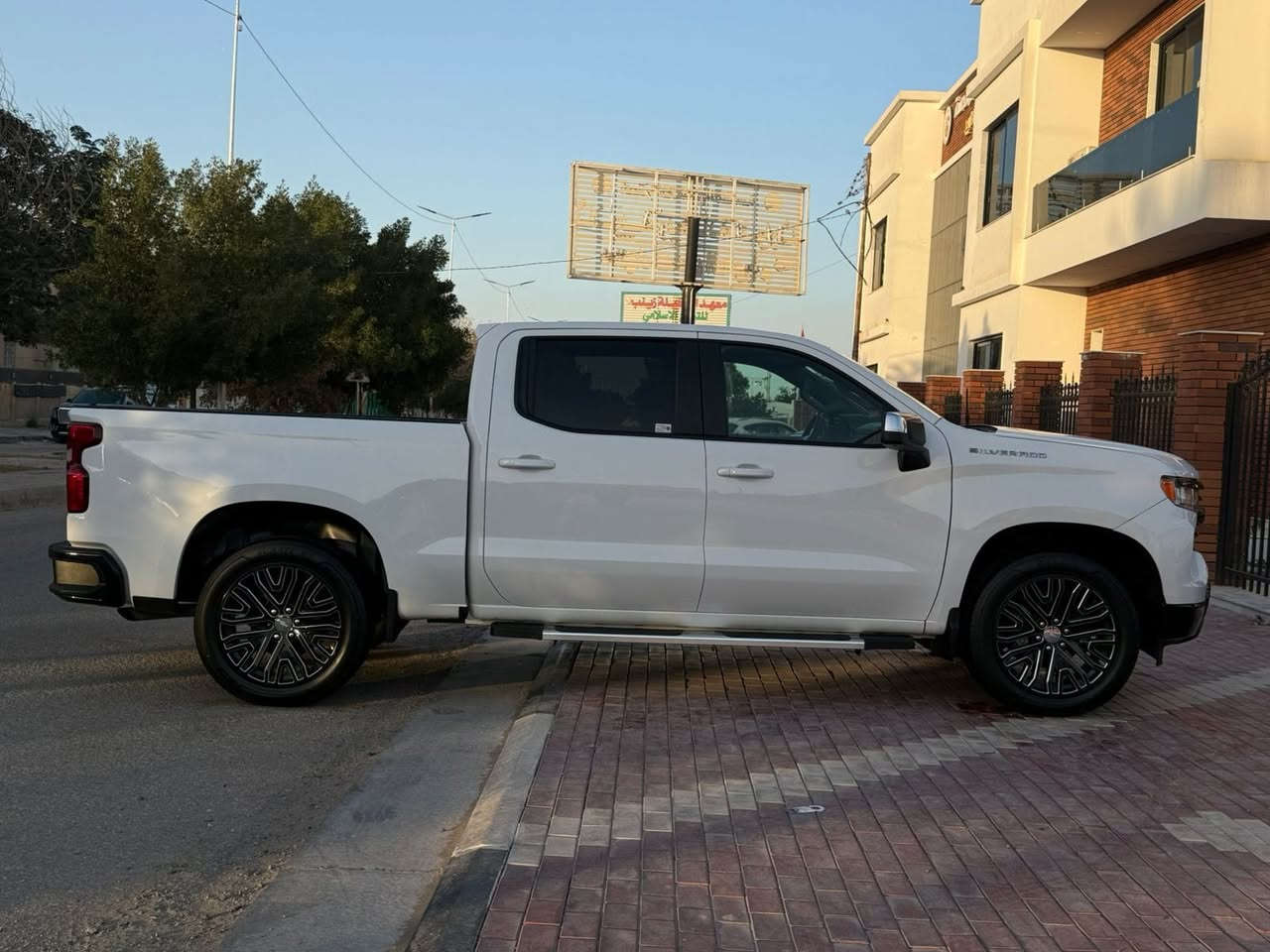 السلام عليكم
للبيع سلفرادو موديل 23 رقم بغداد بسمي تحويل وارد امريكي حادثهة حافه الجاملغ مكينه 8 سلندر 5300 فئه LT. مواصفاتهة دشبول جديد دجتال رادارات اماميه وخلفيه توقف ذاتي اوتو هولد انضمه قياده تحديد مسار سياقه اليه تشغيل عن بعد كامره شاشه كشنات تدفئه ستيرن هيتر باب طويل بدي كصير السياره حيل جديده واحله واجدد من الصور وعلئ ايدي وعليهة ادامه كامله كير مكينه حداديه تايرات دواخل كلشي بيهة مكفول عدا حادثهة للاستفسار *********** مكانهة كربلاء،  الشراي يتصل وبخدمته
