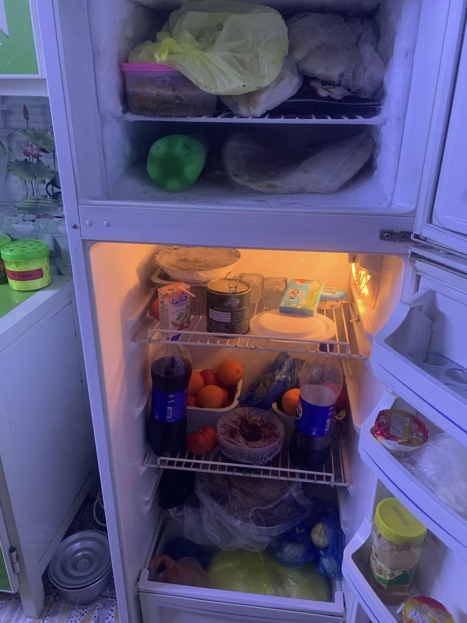 السلام عليكم للبيع ثلاجة باب اول نظيفة تبريدهة يخبل فريزر ثلج سعر 175وبيهة مجال والاوفن كامل سعرة 50 عنوان بغداد الحريه رقم***********
