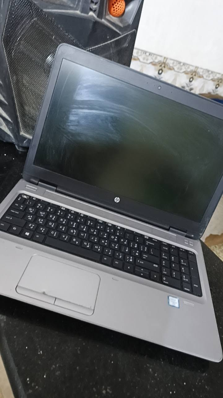 السلام عليكم 
حاسبه للبيع السعر 200الف بغداد 
المواصفات ✅

 

• حجم و وضوح الشاشة : 39.62 cm (15.6 in) diagonal HD SVA eDP anti-glare slim, 220 nits, 45% NTSC for two WLAN antennas (1366 x 768)

 

• المعالج : Intel Core i5-6300U (2.4 GHz, up to 3 GHz with Intel Turbo Boost Technology, 3 MB cache, 2 cores) الجيل السادس 
كيبورد عربي و انكليزي ليزري

• قارئ رام تلفون

• قارئ شريحة تلفون

• واي فاي - بلوتوث

• حساس صوت

• حساس انارة

• كامرة 720p HD

• ديفيدي رايتر (ناسخ اقراص)

• بطارية طويلة العمر

‏• نظام التشغيل Active windows 11/10
المنافذ

‏Display port , 2X USB 3.0 , USB Type-C charging , VGA , LAN , SD Card , Sim Card , docking connector , Headphone/microphone combo jack


**إذا كنت صاحب هذا الإعلان وتريد حذفه لأي سبب، رجاءا أرسل رسالة إلى الدعم الفني**