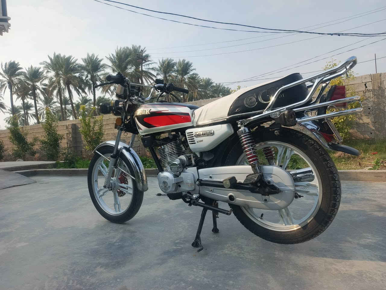 سيفان 23محرك مكفول اوراق كاملة مانقصهة اي شي كهربائيّة كله شغالةمكان ديالى سراجق رقم***********
