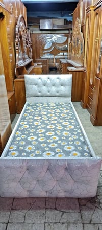 تخت نفر واحد صاج شغل توصي جدا نظيف السعر٧٥ تواصل خاص 07713401471