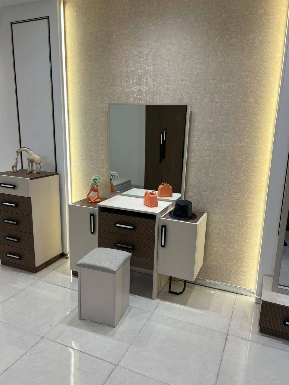 السلام عليكم 
غرف نوم 10 قطع لندا
 عشر قطع
سرير جك 
قياس كنتور340 سم
ارتفاع سري135 سم
دور+ زاوية ملابس
انارة  كومديان
شازلون 1.80
 سرير 1.80❌ 200

السعر مليون 500  الف 

توصيل بغداد مجانا 
اطراف بغداد 20 الف 
محافظات 100 الف
للتواصل تفضلوا خاص


**إذا كنت صاحب هذا الإعلان وتريد حذفه لأي سبب، رجاءا أرسل رسالة إلى الدعم الفني**