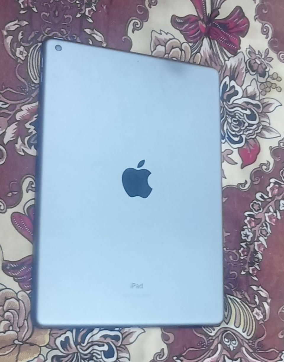 السلام عليكم ايباد 9 apple للبيع مستعمل شهر بس شاشه مكسوره السعر 250 مكاني حله شارع ٨٠ مال كربلاء 
للتواصل بالفيس او رقمي ***********
