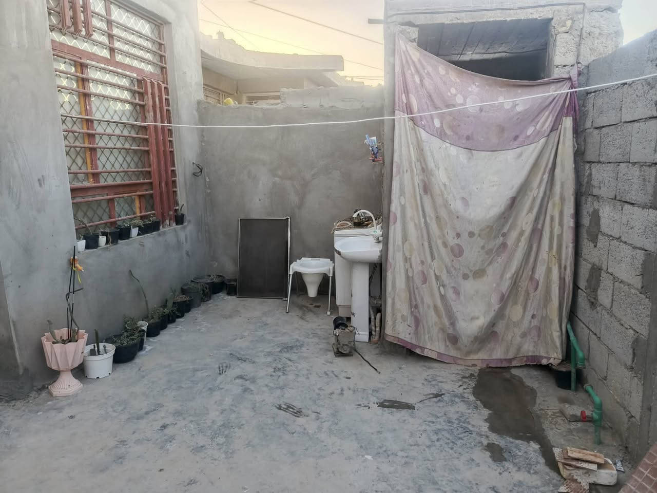 مشتمل للبيع بحي الشرطه مساحته ١٢٥ متر غرفه ومطبخ ومضيف وهول الاستفسار ***********
