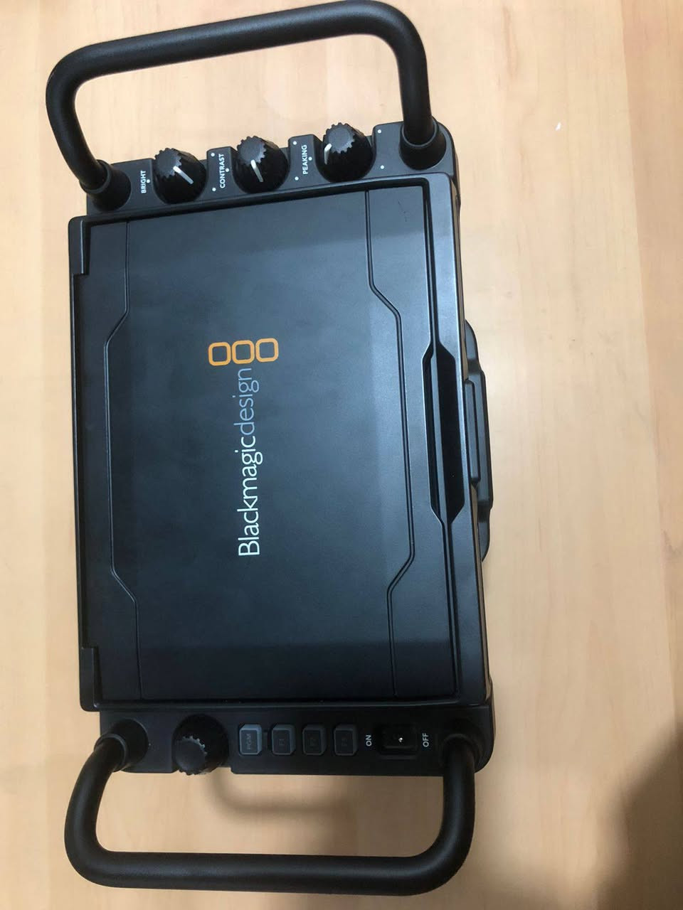 سلام عليكم
 للبيع كاميرا بلاك ماجك ستوديو سينمائية
 Blackmagic Studio Camera 6K Pro –  

الحل الأقوى للإنتاج السينمائي المباشر والمؤتمرات والبرامج. تتميز بمستشعر 6K سينمائي وفلاتر ND مدمجة، مع شاشة HDR فائقة السطوع. الكاميرا تدعم عدسات EF وتوفر جودة صورة لا تضاهى في ظروف الإضاءة المختلفة.

​إليك أبرز مواصفاتها التقنية:
​1. المستشعر والجودة (Sensor & Resolution)
• ​المستشعر: مستشعر بدقة 6K من نوع Super 35.
• ​الدقة القصوى: 6144 × 3456 بكسل.
• ​الألوان: تدعم تقنية الألوان من الجيل الخامس (Generation 5 Color Science) من Blackmagic، مما يعطي ألوان بشرة طبيعية وشكلاً سينمائياً.

• ​ISO المزدوج: تمتلك ISO أصلي مزدوج (Dual Native 
ISO) يصل إلى 25,600 لأداء ممتاز في الإضاءة المنخفضة.

​2. العدسات والفلاتر (Lens & Filters)
• ​حامل العدسة (Lens Mount): تأتي بفتحة EF Mount، مما يسمح لك باستخدام تشكيلة واسعة من عدسات Canon وبقية الشركات.

• ​فلاتر ND مدمجة: تتميز نسخة "Pro" بوجود فلاتر ND مدمجة (2 و 4 و 6 وقفات) قابلة للتحكم بها إلكترونياً، وهي ميزة أساسية للتعامل مع الإضاءة المتغيرة بسرعة.
​3. الشاشة والتصميم

• ​الشاشة: شاشة ضخمة مقاس 7 بوصة عالية السطوع (HDR) تعمل باللمس، مصممة خصيصاً لتسهيل التأطير والتركيز (Focus) أثناء البث.
• ​الهيكل: مصنوع من البولي كربونات المقوى بألياف الكربون، مما يجعلها خفيفة الوزن ومتينة جداً.

​4. المداخل والمخارج (Connectivity)
• ​12G-SDI: لنقل الفيديو بدقة عالية جداً وبدون تأخير.
• ​HDMI: مخرج متوافق مع معظم المحولات وأجهزة العرض.
• ​الصوت: مدخلات XLR احترافية تدعم الفانتوم باور (Phantom Power) للميكروفونات الخارجية.
• ​Ethernet 10G: يتيح لك التحكم بالكاميرا، نقل الطاقة (PoE)، ونقل الفيديو عبر كابل شبكة واحد فقط.


**إذا كنت صاحب هذا الإعلان وتريد حذفه لأي سبب، رجاءا أرسل رسالة إلى الدعم الفني**