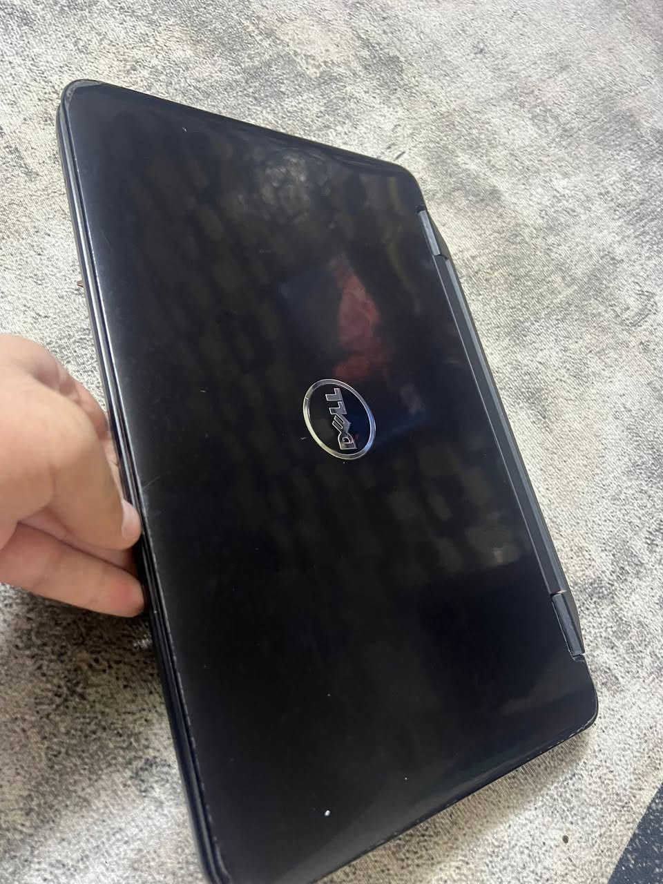 السلام عليكم شباب.. عندي لابتوب ديل Inspiron للبيع الجهاز نظيف وشغال طبيعي ومابيه أي عطل داخلي. منصب عليها ويندوز 10 مستقر وخفيف الابتوب لتصفح و الدراسة فقط 
المواصفات:
 النظام: ويندوز 10 (Windows 10)
 المعالج: Intel Pentium P6200
 الرام: 4 جيجا (DDR3)
 الهارد: 320 جيجا HDD
 الملحقات: الشاحن الأصلي مالتها + ماوس خارجي هدية.

ملاحظات ومشاكل الجهاز للأمانة وبدون غش:
1. البطارية ماكو: الجهاز يشتغل على الشاحن المباشر فقط (يعني لازم تخليه بالكهرباء حتى يشتغل).
2. التاتش باد (الماوس الداخلي): يشتغل بس ثقيل ومو سلس، والسبب لأن الجهاز شغال عالمباشر بدون بطارية، لذلك أنا منطيك وياها ماوس خارجي حتى تستخدمها براحتك وبدون أي دوخة.
3. أول ما تشغل اللابتوب تطلع صوت صافرة تنبيه ثواني وتختفي (هذا فحص أمان طبيعي من شركة ديل لأن ماكو بطارية بالجهاز)
4.اعيد الابتوب لتصفح و الدراسة فقط 

السعر: 130 ألف وبيه مجال بسيط جداً للشراي.
المكان بغداد الشعب شارع الصحة


**إذا كنت صاحب هذا الإعلان وتريد حذفه لأي سبب، رجاءا أرسل رسالة إلى الدعم الفني**