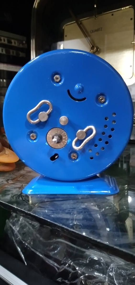 ساعة منبه كلاسيكية من طراز Bayard Bambi، 
 تتميز الساعة برسومات لشخصية "بامبي" الشهيرة من ديزني وصديقه "تامبر" على وجه الساعة.
التصميم: تأتي بإطار معدني دائري وقاعدة زرقاء، وهي مصنوعة في فرنسا.
النوع: ساعة ميكانيكية


**إذا كنت صاحب هذا الإعلان وتريد حذفه لأي سبب، رجاءا أرسل رسالة إلى الدعم الفني**