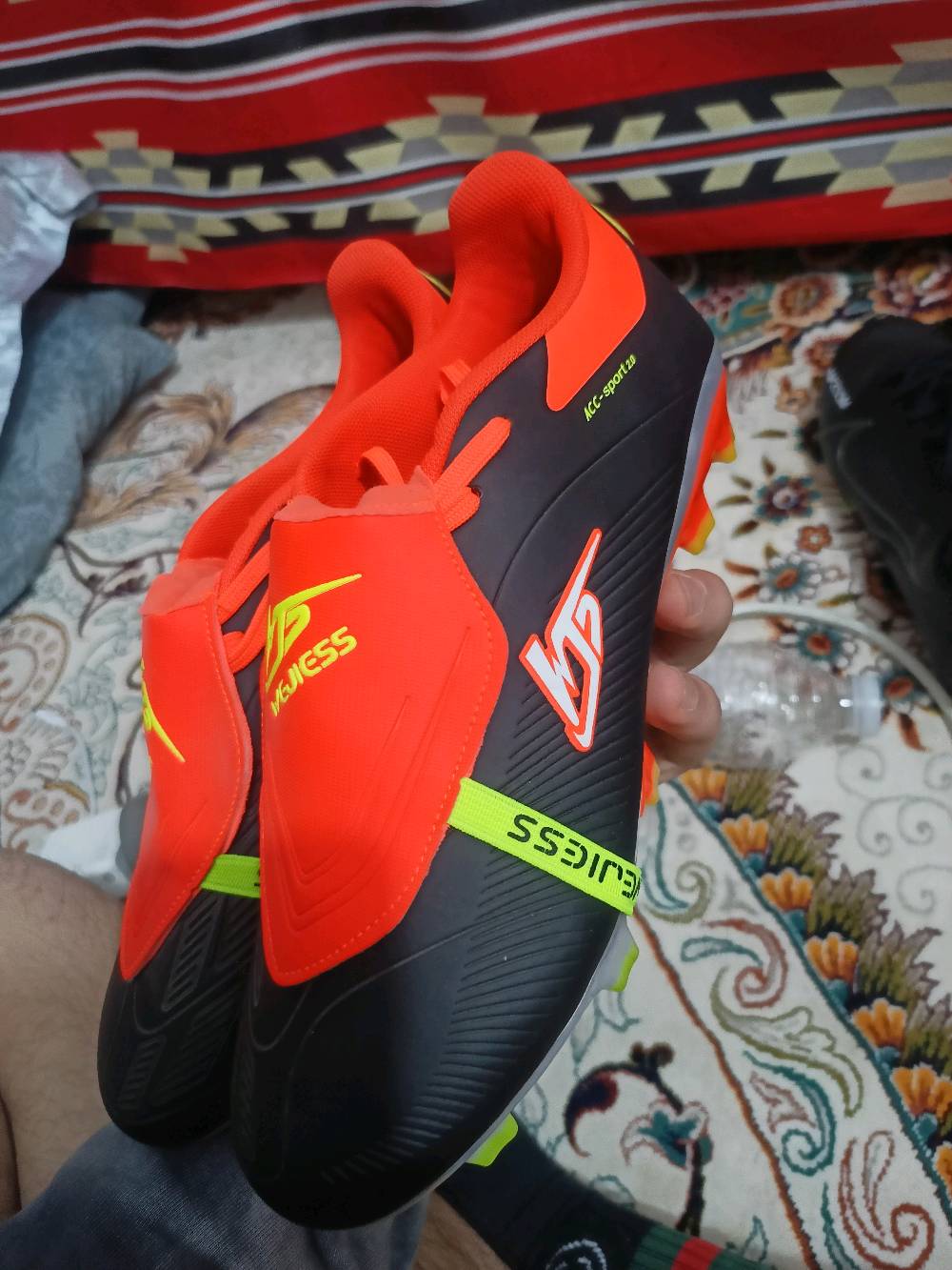 -حذاء كرة قدم 
- ق 40
- العنوان: العمارة ميسان قلعه صالح 
-اي استفسار خاص او واتس وبلخدمه