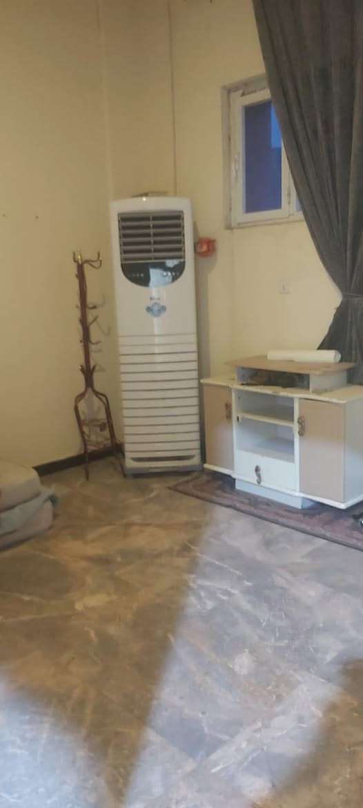 شقه مؤثثه درج للايجار في المعقل تحتوي على غرفتين وصاله ومطبخ وصحيات(علماً تحتوي على مصعد)
واتس ***********
