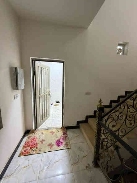 السلام وعليكم شقه طابق اول في منطقه محولة الزهير قبل البهادريه مساحتها 110متر تحتوي الشقه على   صاله ومطبخ تصميم مودرن التركي مشترك  وغرفتين منام   ومرافق صحيه وحمام منعزل  والشقه بيها ماطور وتانكيات ابو الطن عدد 2 للماء الحلو والماء المالح وبنكات سقفيه متكامله ويوجد كيزر وسنك مرمر اصلي والسطح مشترك لل4شقق
الشقه جديده وشغلها درجه اولى
ملاحضه الايجار فقط عوائل صغيره 
سعر الايجار 450 الف نهائي
دلاليتي مع العقد ثابته 125
 رقمي للاستفسار *********** يوجد واتساب
