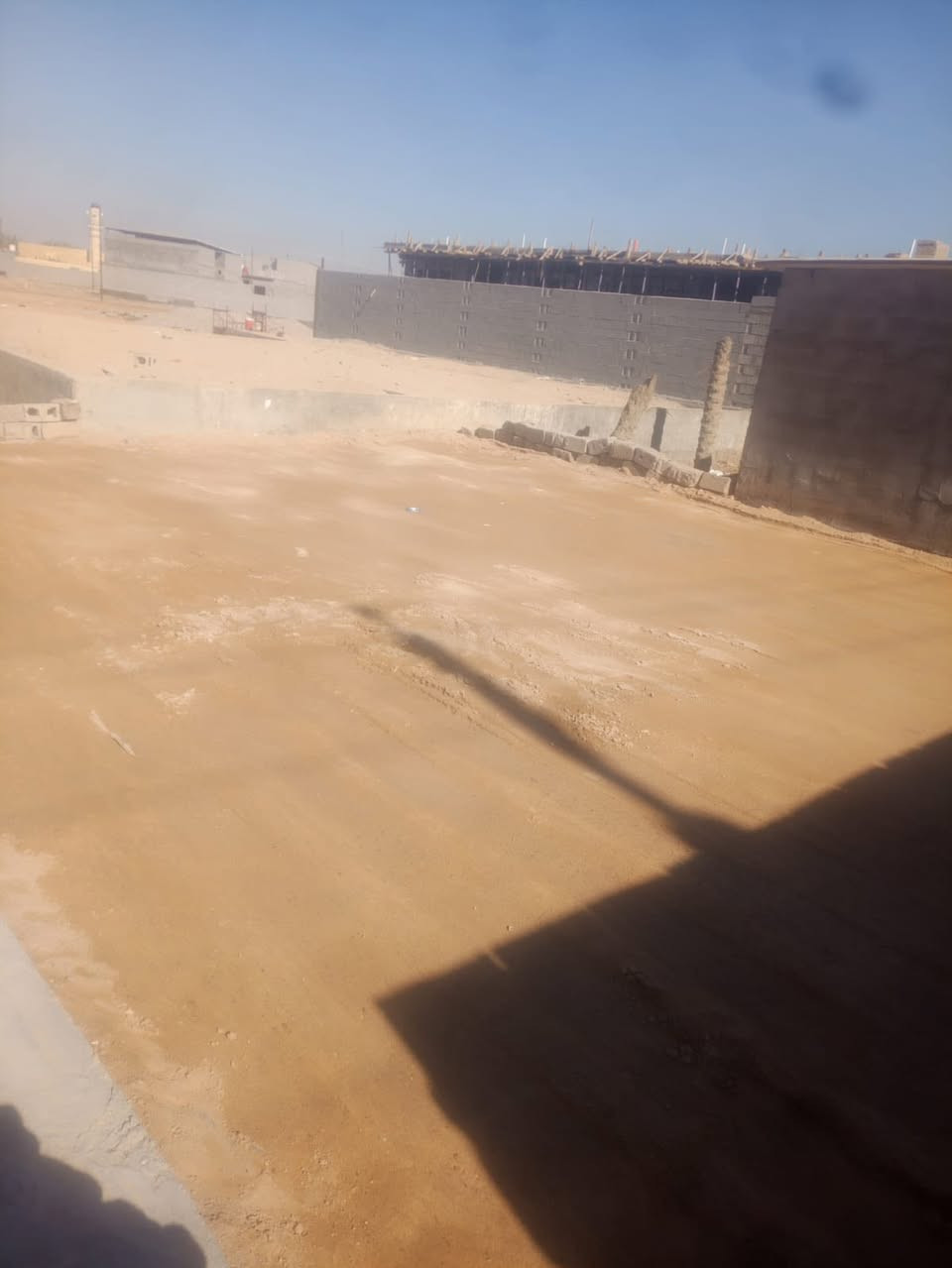 قطعه البيع  المساحه117مترً  مدفونه ومحدوله كامله مسيجه  القطعه مربعه الوجه مالتها ع شارع التبليط  ابو كوصره شارع الرحمان  وقف سني مسجل اصولي السعر 17 وبيها مجال قليل ***********
