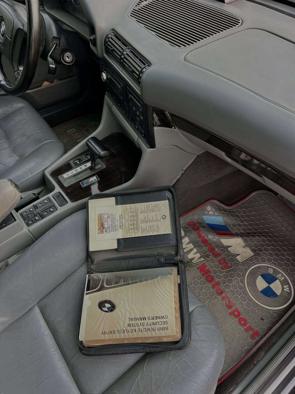 525 اصل
1993 اصل مكفوله من الحادث كفاله عامه عدا صبغ جماليه 
سلايد 
تبريد شغال ثلج 
صيدليه وكتلوكات الشركه 
ويل خليه 
السعر خاص 
***********
