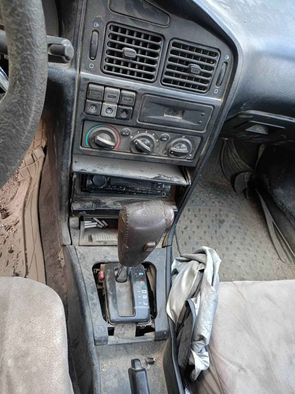 السلام عليكم سياره للبيع سياره تفصيخ ومحرك ***********
