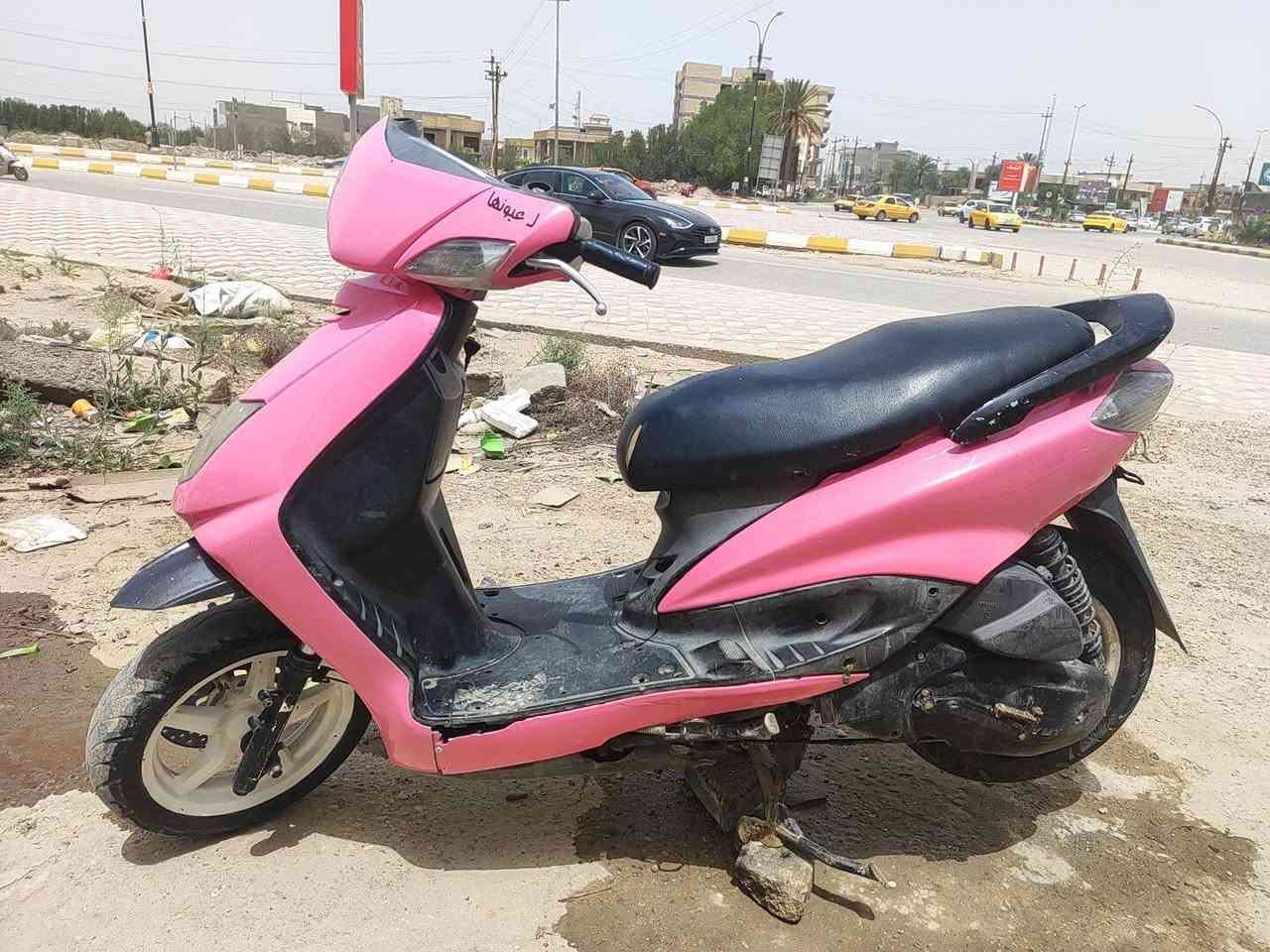 السلام عليكم
سكنس نثيه الدراجه حلوه ومرتبه احلى من الصور قبل اسبوع صبغتها بس الصبغ كلفني 100 الف الدراجه ختم واحد كلها كفر وسواد ومكينه كهربائيات كلها شغاله  عوزها بس باتري السعر525 وبيها مجال 

ملاحظه: الصالنصه مو وياها انطيك البلاديه 
***********
