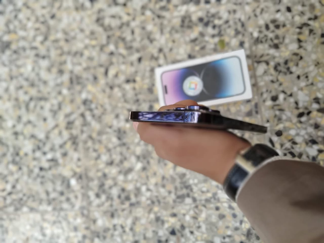 السلام عليكم جهاز أيفون ١٤ برو ماكس للبيع نضيف فقط الضهر مكسور الباقي كلة بلادي ضمان ماستر بطارية ٨٦ ذاكرة ٢٥٦ كامل ملحقات السعر ٧٥٠ وبي مجال العنوان بغداد الرشاد الرقم ***********
