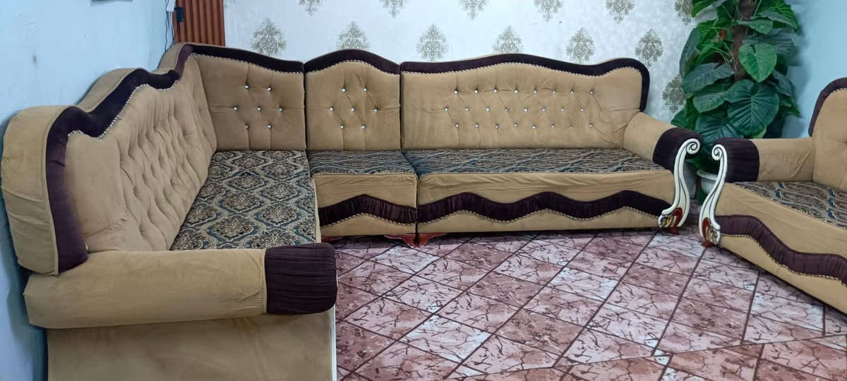 ديوان 10 نفرات تسكام درجة اولى نضيف 275 مع مفرش وكوشات هديه المكان الكاظميه يوجد  توصيل للاتصال ***********
