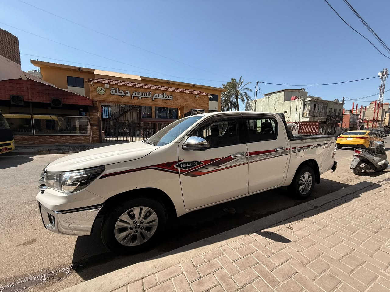 هايلوكس  موديل2023
ممشى120
ضررها بس بك لايت ولباب مثل ما موضح 
السعر 25الف 
رقم***********
