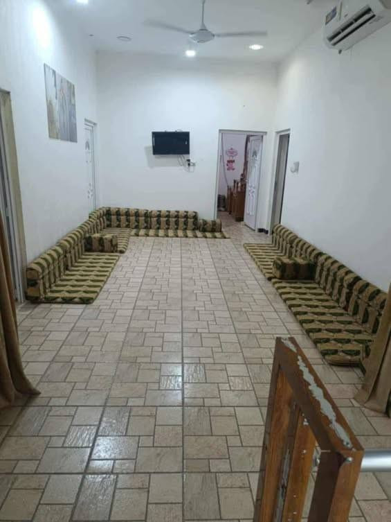 دار البيع  بحي الصادق ركن طابقين
مساحه البيت 175
الطابق الأول غرفتين وصاله واستقبال   ومطبخ حار وبارد وصحيات وكراج سياره 
الطابق ثاني 
اربع غرف وصاله مطبخ حار وبارد وصحيات 
الفوك مشتمل ودرج دخلي وخارجي ستفسار السعر بل رقم ***********
