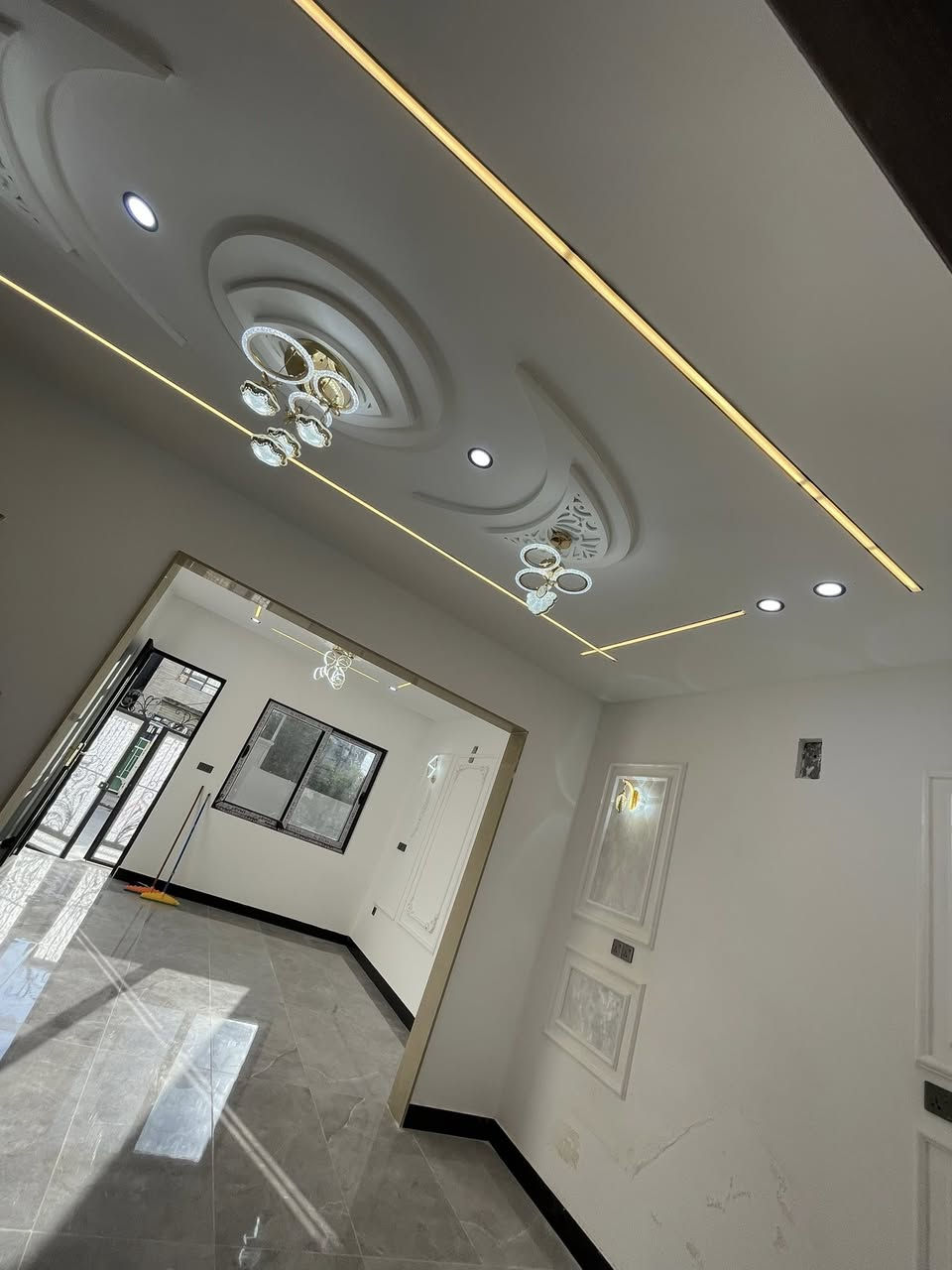 بيت لللبيع في حي السكر الاولى 120م 10*12م قريب عن المستشفى الخنساء  باب للاستفسار الاتصال على الارقام التاليه او مراجعة مكتب دور الموصل للعقارات العامة مقابل باب كلية طب الاسنان جامعة الموصل جامعة الموصل الباب الرئيسي120م  ركن 10*12م  بيت تصميم تركي البيت درجة اولى فول موصفات ***********—***********—
