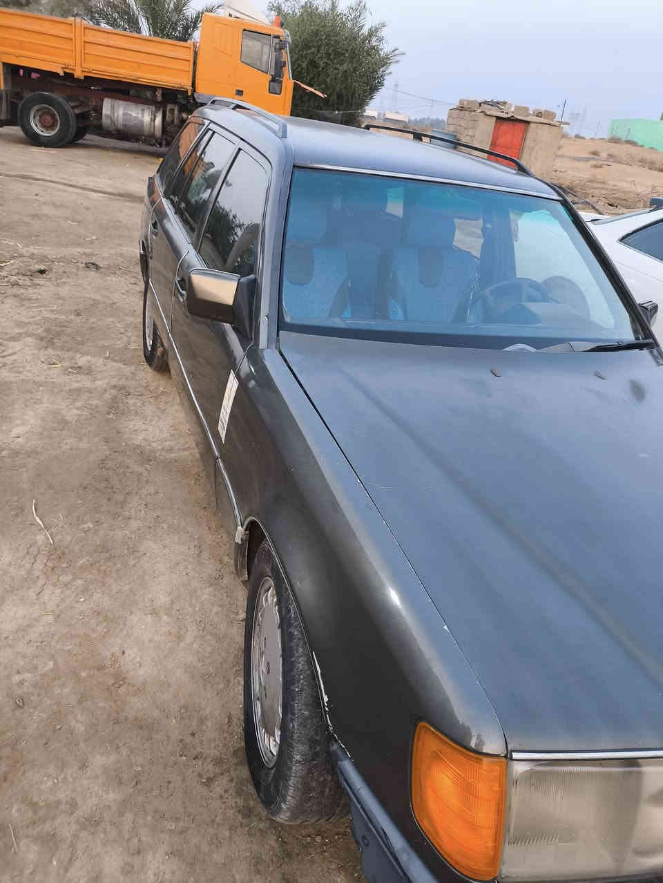 سلام عليكم سياره مارسدس موديل 88 سنويه جديده بسمنه تحويل مباشر مكينه 2ونص كير جديد صارله شهرين من شديته كهربايات كله شغله ما بيه نقص حداده نص عمر هم جديده كشرته حلوه كلش ما مخيسه  تجي وتشوف شوف لعين  تخم تواير سبير جديد سعر 40 مكاني البصره القرنه  رقمي ***********
