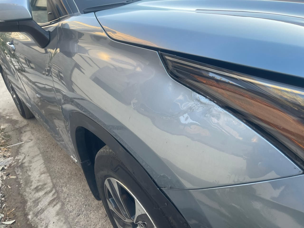 السلام عليكم
هايلندر هايبرد موديل 2023 xle
ماشية 51 الف كيلو 
صبغ بنيد تصليح خفيف بالشاصي اليمنى 
ايرباك ستيرن وبردة الحادث موضح بالصور 
السيارة جاهزة مناقصه شي 
السعر 30000$ 
مكان السيارة بغداد حي الجامعة 
للاستفسار 
***********
