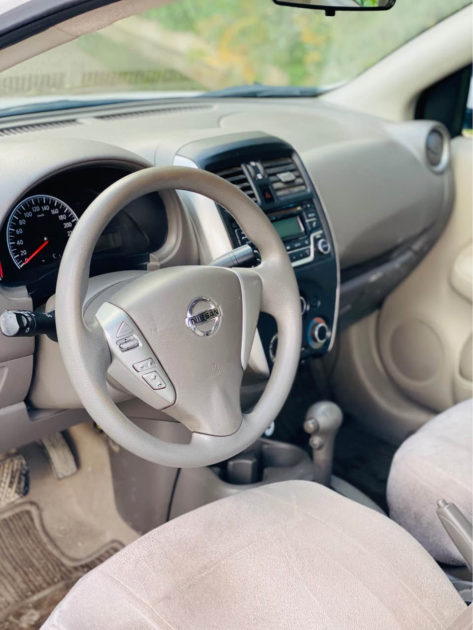 نيسان سه نيي مؤديل 2020سپي به فري بي سبوخ جه مپيكي زؤر زؤر خه فيفي پشتي هه يه له گه ل نه رمه ته زره ك سياره كه زؤر جوانو پاك ماوه ته وه به ناوي خؤمه گيرو مه كينه و ته قه و ره قه ي به شه رت 100هه زار Km رؤشتوه سعر 99وه ره قه كه ميك مه جالي تيدايه بؤ زانياري زياتر پيوه ندي بكه به ...*********** أربيل, العراق
