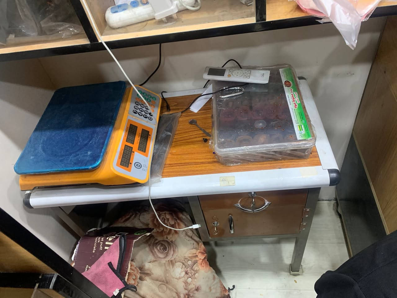 سلام عليكم اغراض محل ل بيع
اول شي….رفوف درجه اولها اصلي وقويه حيل نضيفات قطعتين تعليك وارضي

ثاني شي….عارضة جيلاتين نضيفه ل بيع 

ثالث شي….ميز ستعلمات جراره وبوفيه ام قفل جديد ونضيف

رابع شي….ميزان جديد كامل كبل شد وشغل

خامس شي….قطعه خارجيه ضوئيه تعليك 

قيم بل يرضي الله وخادم الك
***********
عنوان بغداد مدينة صدر قطاع 24
