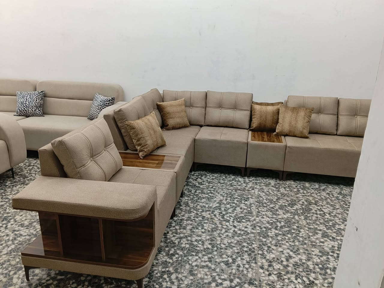 لأن بيتك يستاهل الأفضل، معمل ومعرض [النور ] يقدملكم أحدث موديلات التخوم والدواوين المنزلية بتصاميم عصرية تجمع بين المتانة والأناقة  😍
📌 ليش تختار شغلنا؟
إنتاج مباشر: من المعمل للمستهلك، يعني جودة عالية وبدون وسيط.
إسفنج وقماش من الدرجة الأولى: نضمنلك الراحة اللي تدوم لسنوات.
أسعار تنافسية: أنسب الأسعار بالسوق وتناسب الجميع.

📍 العنوان: [بغداد الاعلام شارع قطر الندى قرب مدرسة رفيدة للبنات.]
📞 للحجز والاستفسار: راسلونا على رسائل الصفحة أو اتصلوا بنا على: [ ***********]
🚚 يتوفر توصيل لكافة المحافظات.
