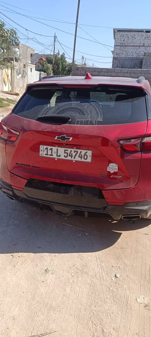 السلام عليكم بليزر ستة سلندر Rs 2022 فول ماعدا البانوراما مراوس بجيب كومباس بدون بچم

محرك: 6 سلندر V6 سعة 3.6 لتر

القوة: 308 حصان

القير: أوتوماتيك 9 سرعات

الدفع: أمامي / رباعي AWD

أداء قوي وثابت على الطريق

5 وضعيات قيادة 

Sport + 2WD + 4WD + off road + سحب مركبة او كرفان

2️⃣ الشكل الخارجي

فئة RS الرياضية

جنوط 20 إنش سوداء

شبك ولمسات سوداء رياضية

تصميم رياضي وجذاب

3️⃣ الداخلية والراحة

تحكم كهربائي بالمقاعد

تشغيل بصمة 

مكيف أوتوماتيك مزدوج

مقود جلد متعدد الوظائف

كشنات تدفئة + ستيرن تدفئة

4️⃣ الشاشة والنظام

شاشة لمس 8 إنش

Apple CarPlay & Android Auto

بلوتوث + Wi-Fi

نظام صوتي ممتاز

5️⃣ أنظمة الأمان

تحذير النقطة العمياء

تنبيه خروج المسار

تحذير التصادم الأمامي

فرملة طوارئ تلقائية

كاميرا خلفية 

6️⃣ المساحة

5 ركاب براحة تامة

صندوق خلفي واسع

مناسب للعائلة والسفر

7️⃣ استهلاك الوقود

اقتصادي بالنسبة لمحرك 6 سلندر

ومواصفات اخرى واتساب ***********
