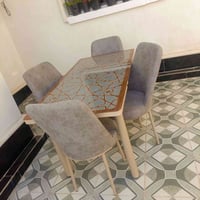 ميز طعام • للبيع