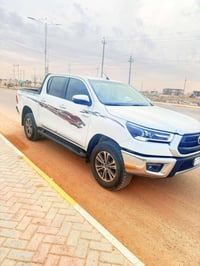 من رخصت لا دمن هايلوكس فورويل موديل 2023 سعودي فول مواصفات مكفوله كفال...