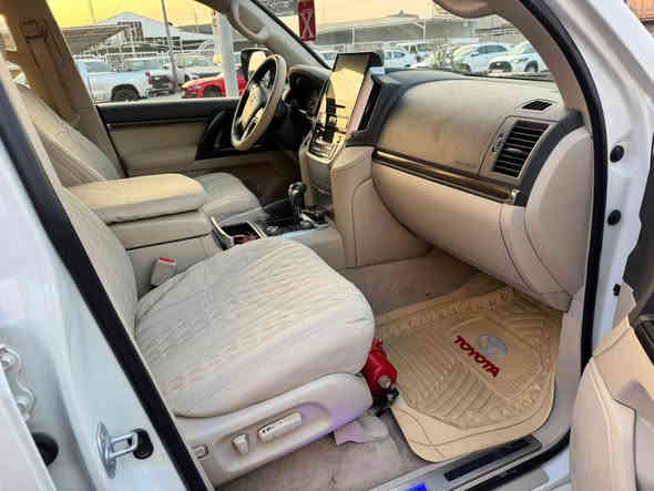 السلام عليكم ورحمة الله للبيع تيوتا لاندكروزر 2020 خليجي كفاله عامه حته الدعاميات لا بارد ولا صبغ بيها ملاحضات بصيطه فقط تخم تاير محرك 6 سلندر ماشيه 100 الف كير ومحرك وصدر كلها شركه رقم اربيل القديم سنويه جديده مواصفات زراك لايت فتحه شاشات كشنات كهرباء تحكم جه وحده مري شفط بصمه 
سعرها 485 وبيها مجال قليل الشراي يتصل مكانها بالرمادي 
***********
