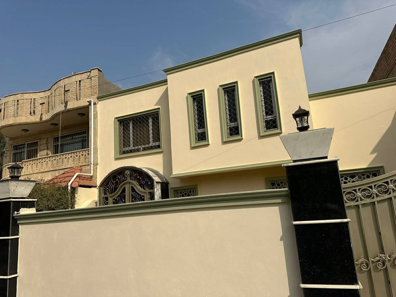 بيت للايجار في اليرموك محلة 612 قرب جامعة الناجي 
واجهه 11 متر مساحة 250 متر 
يحتوي على ثلاث غرف نوم ،صالة، مطبخ، كراج ، حديقه خدمات كاملة
مناسب للسكن او الاستعمال التجاري 
***********📞
