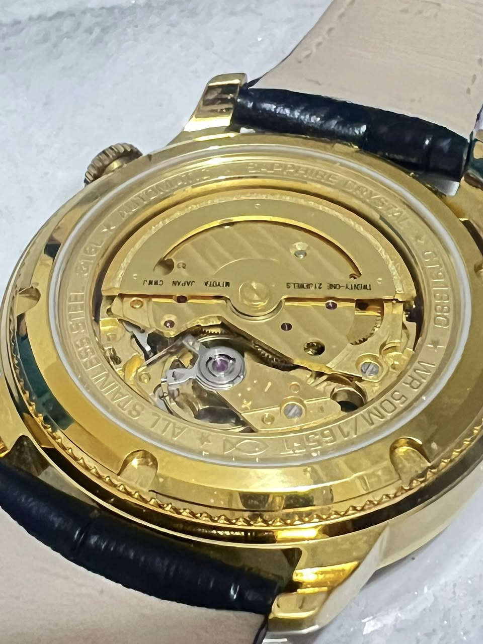 ⌚️ ساعة CIT OLE أوتوماتيك – تصميم فاخر 🔥
للبيع ساعة رجالية أنيقة ماركة CITOLE بتصميم كلاسيكي فاخر يناسب المناسبات والرسمية.

✨ المواصفات:
▪️ حركة أوتوماتيكية (تعمل بدون بطارية)  
▪️ زجاج Sapphire Crystal مقاوم للخدش  
▪️ تصميم Open Heart يظهر حركة الماكينة  
▪️ هيكل بلون ذهبي فاخر  
▪️ سوار جلد أسود أنيق  
▪️ مقاومة للماء (استخدام يومي خفيف)  
▪️ كتابة خلفية: Stainless Steel – Automatic  

📌 الحالة: نظيفة جداً وقريبة للجديدة  
📌 مناسبة للذوق الراقي وللاستخدام اليومي أو الهدايا  

💰 السعر:  140 الف عراقي قابل للتفاوض  
📍 الموقع: [السماوه ]  
📞 للتواصل: [***********]

فرصة لاقتناء ساعة أنيقة بسعر
