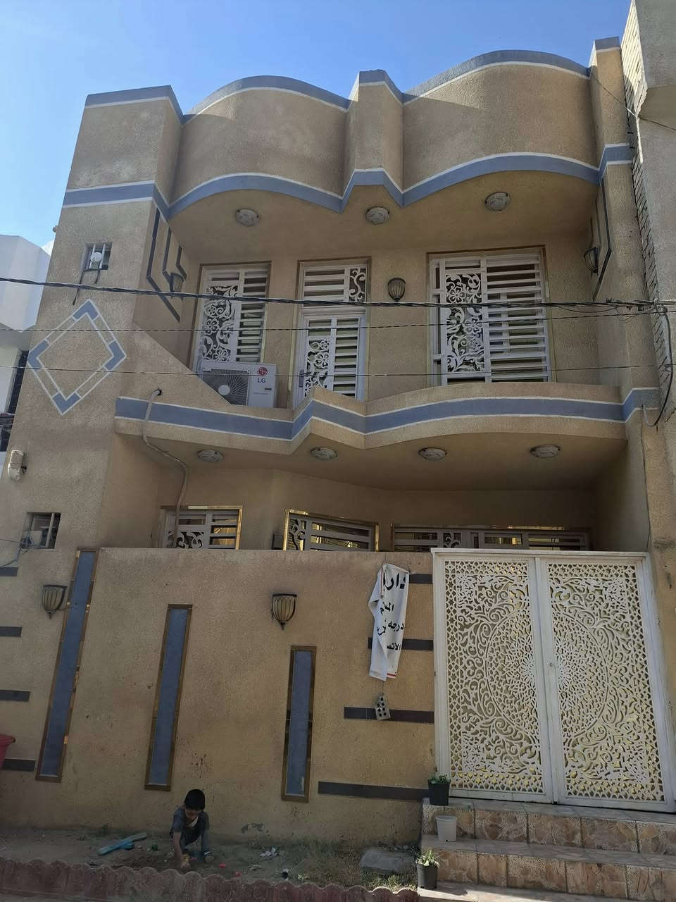 دار للبيع المساحه ١٠٠م بناء حديث طابقين خلف مدينة العاب السندباد للاستفسار الاتصال ***********و ***********
