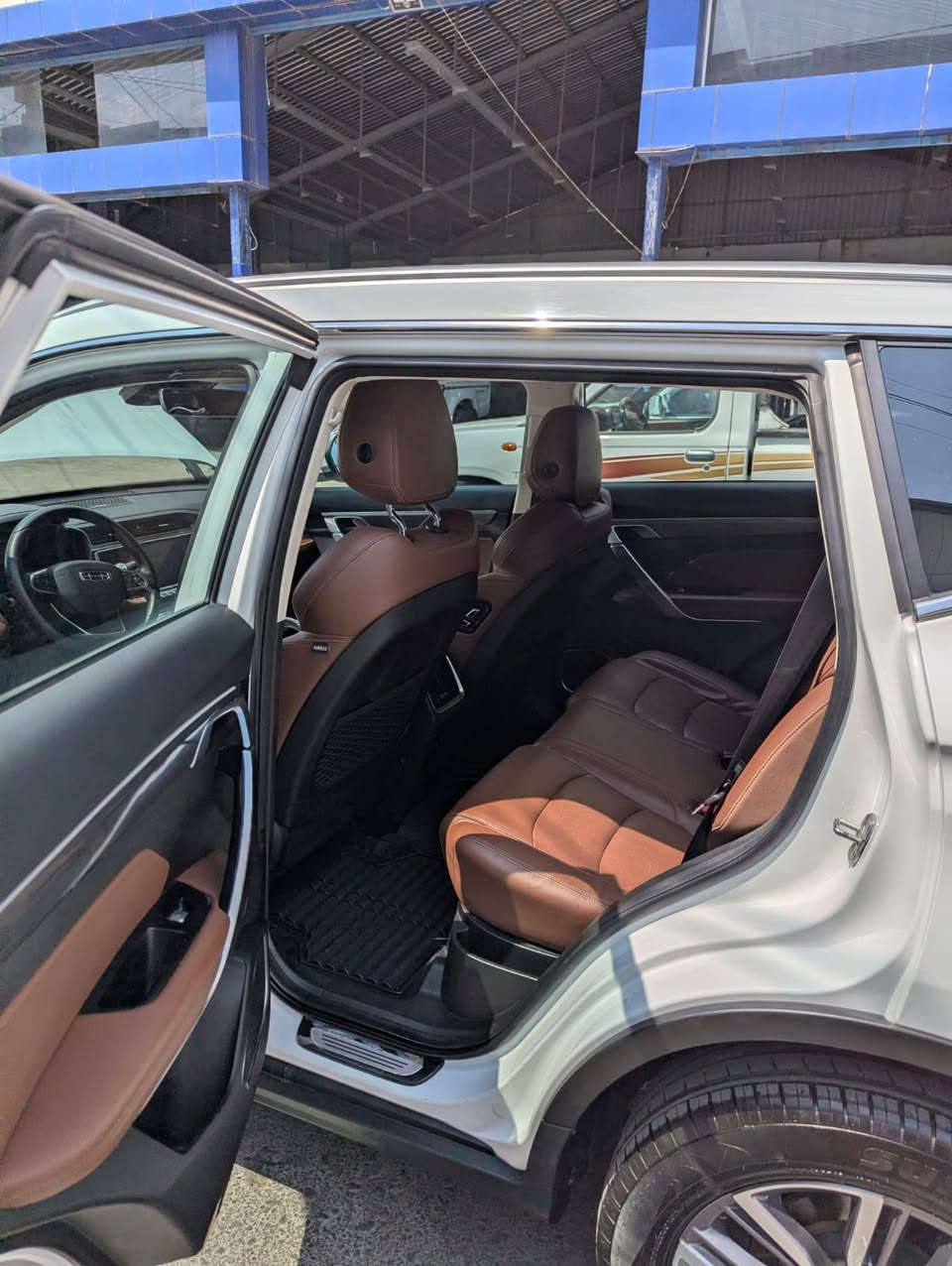 geely azkarra 2023 hybrid 48V
 جیلی ئەزکارا مۆدێل 2023 فول
***********
 مواسەفات (Luxury)، زۆر خاوێن و بێ کێشەیە. ئۆتۆمبێلەکە سیستەمی فۆڕ وێڵ درایڤە 4WD زۆر بەهێز و لە هەمان کاتدا ئێجگار کەم مەسرەفە لە بەنزیندا.
​ گرنگترین مواسەفاتەکانی:
​بزوێنەر: 1.5L لەگەڵ سیستەمی کارەبایی 48V EMS و کێشی زۆر بەهێز و نه رم
​ کیلۆمەتر ٦٨ کم ڕۆیشتوو
​ مواسەفاتی ناوەوە و دەرەوە (LUXURY) 
​پانۆرامای گەورە 
​کوشنی جلد کوشنی کارەبایی.
​شاشەی گەورەی حەجم 12.3 ئینج بەرزترین کوالێتی HD
​کامێرای 360 پلە بینینی چواردەوری ئۆتۆمبێلەکە بە شێوازی 3D
​لایتەکانی پێشەوە و دواوە بە تەواوی LED هۆشمەند
​سندوقی دواوە کارەبایی 
​سیستەمی ڕادار 
​شەحن وایەرلێس (بێ تەل) بۆ مۆبایل 
ته نها يه ك شوينی بچوك pdr ی هه يه سعر ١٣٨ و مجال 
 0750/ 754 8998
واتس اب و كورك
سياره كه له هه وليره

للبيع جيلي أزكارا 2023 فل مواصفات (Luxury) هايبرد
​السلام عليكم شباب، عندي سيارة جيلي أزكارا Geely Azkarra موديل 2023 حيييل نظيفة وبدون أي مشاكل.
​الماشية العداد 68 الف كيلومتر بس
​الدفع: فور ويل درايف 4WD
​المحرك والمنتور
​المحرك: 1.5L  ويا سيستم كهربائي 48V EMS عزم كلش قوي واقتصادية جداً بصرف البنزين
​الكير: 7 نمر أوتوماتيك، تبديلاته كلش ناعمة وسريعة.
​ المواصفات الكاملة:
​بانوراما كاملة.
​كشنات جلد + كشن  كهرباء
​شاشة چبيرة حجم 12.3 إنج دقة عالية HD
​كاميرات 360 درجة رؤية محيطية 3D
​لايتات قدام وورا كلها LED ذكية.
​الصندوق الخلفي ينفتح كهرباء جك.
​رادار أمامي ونظام تحديد مسار.
​شاحن وايرليس (بدون واير) للموبايل.
​حالة السيارة:
​السيارة مكفولة من المصبوغ، بيها بس مكان واحد كلش صغير تعديل بارد (PDR) وبدون صبغ. سعر ١٣٨ ورقة بي مجال
​مكينة، كير، كهربائيات كلها بشرط الفحص.
​المكان  أربيل أربيل, العراق
