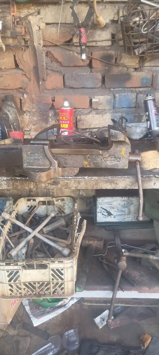 سلام عليكم منكنه حديد نكليزيه 
تفتح 17سانتيم 
عرض فج 10سانتيم 
*********** بي واتساب
