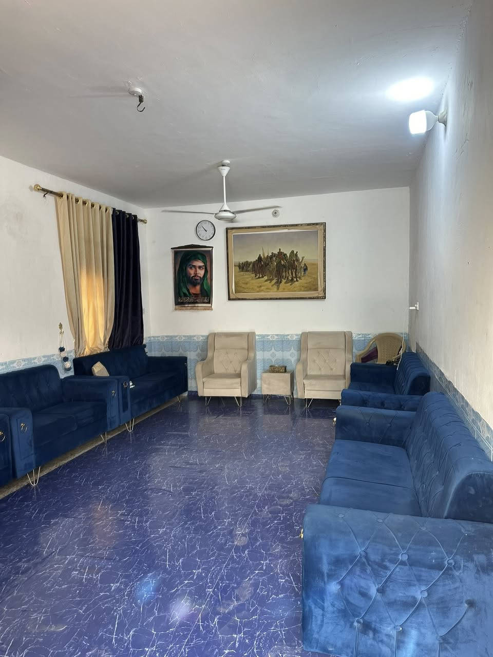 🚨 بيع مستعجل 🚨
دار سكنية بمساحة كبيره نوع البناء طابوق + عكاده !
📍 الموقع:
 الديوانية: خلف معمل الأصباغ (مقابل حسينية سيد يوشع).
📐 المواصفات والتفاصيل:
 المساحة الإجمالية: 500 متر مربع.
 نوع السند: طابو زراعي (سند 25).
 الخدمات المتوفرة: المنطقة مخدومة بالكامل (تبليط، إسالة ماء، كهرباء، مجاري).
🧱 التصميم الداخلي للدار:
 غرف النوم: 3 غرف نوم واسعة ومريحة + مخزن.
 : صالة كبيرة، استقبال ضيوف، مطبخ.
 الصحيات: مجموعات صحية متكاملة (داخلية وخارجية).

⚠️ ملاحظة: البيع مستعجل جداً، والفرصة مثالية لمن يبحث عن مساحة كبيرة بسعر مناسب جداً في سوق العقار الحالي.

📞 للاستفسار والتواصل:
لمعرفة السعر أو لتنسيق موعد لمعاينة العقار على أرض الواقع، يرجى الاتصال بنا مباشرة أو زيارة المكتب:
 الهاتف (آسيا سيل): ***********
 الهاتف (زين عراق): ***********
 العنوان: مراجعة مكتب الحولي للعقار
