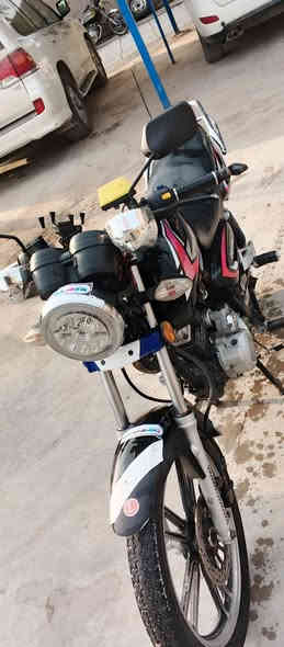 السلام عليكم دراجه للبيع جني بانده محرك 150مكفول لا صوت لا دخان لا صرف كهربائيات كلها كامله اشاير يمنه يسره لايت عالي ناصي فيدراليه سكن دبديل نمر بل دشبول انبيتري الدراجه قويه ورزنه نعومه فول مال كشخه والله الدراجه أحله من الصور/السعر 475وبيه مجال/عنواني بغداد جسر الفرنسي قرب العبيدي/رقمي ***********
