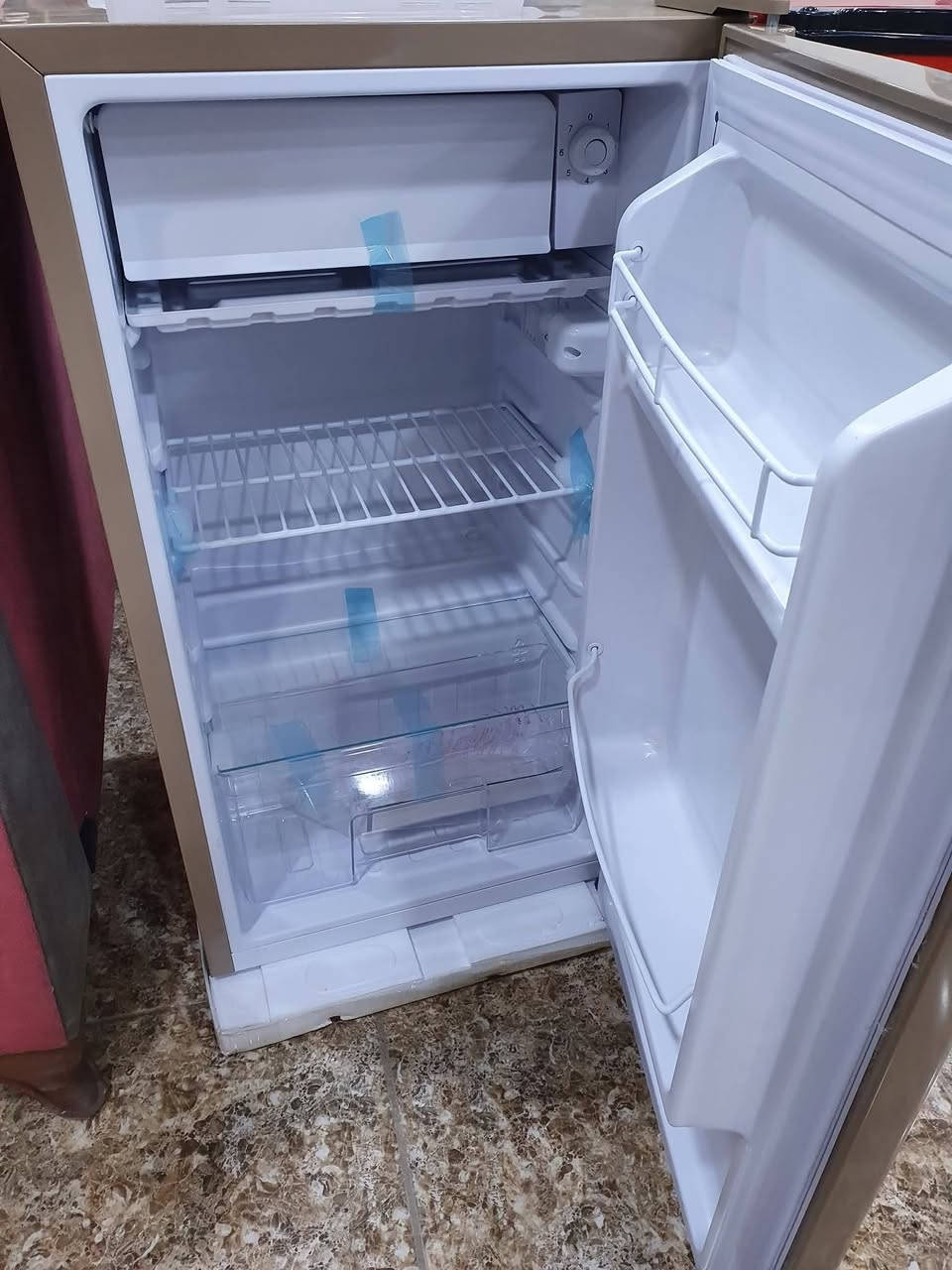 ثلاجة حجم 6 قدم مستعملة نظيفة جدا
السعر 110 بيها مجال 
العنوان الموصل الايسر قادسية الثانية
تلفون ***********
