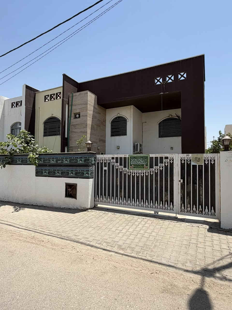 أرخص سعر دار بهالمواصفات دار للبيع في مجمع الأميرات الأولى
المساحة: 300 متر

موقع مميز جداً مقابل حديقة
تفاصيل الدار:
طابقين اربع غرف نوم 
كراج + حديقة
مطبخ
استقبال وصالة
مجموعة صحيات متكاملة
منور
البيع نقداً - فرصة ما تتكرر
***********☎️
