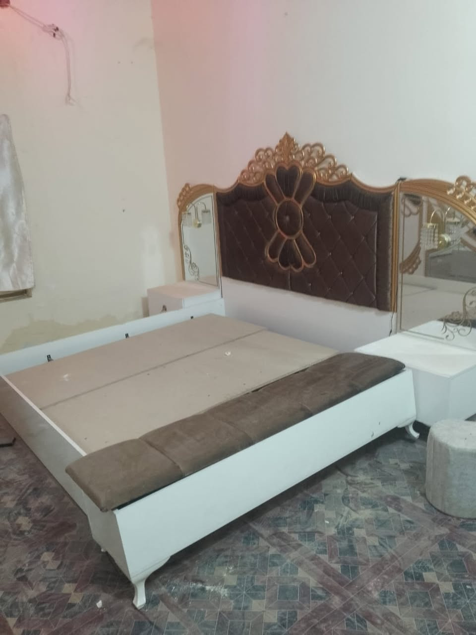 سلام عليكم غرفه تركيه غرفه جديده مستعمله قليل ومتروكه مكانه الرميثه  ***********
