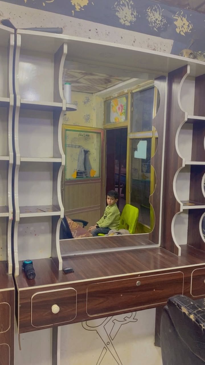 السلام عليكم 2 ميز مراية +قطعة وسط فاتريا السعر 300  العنوان مجمع الاحسان قرب بسماية.    للتواصل*********** واتساب
❤️❤️
