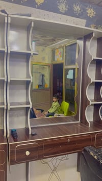 2 ميز مراية +قطعة وسط فاتريا السعر 300  العنوان مجمع الاحسان قرب بسماي...