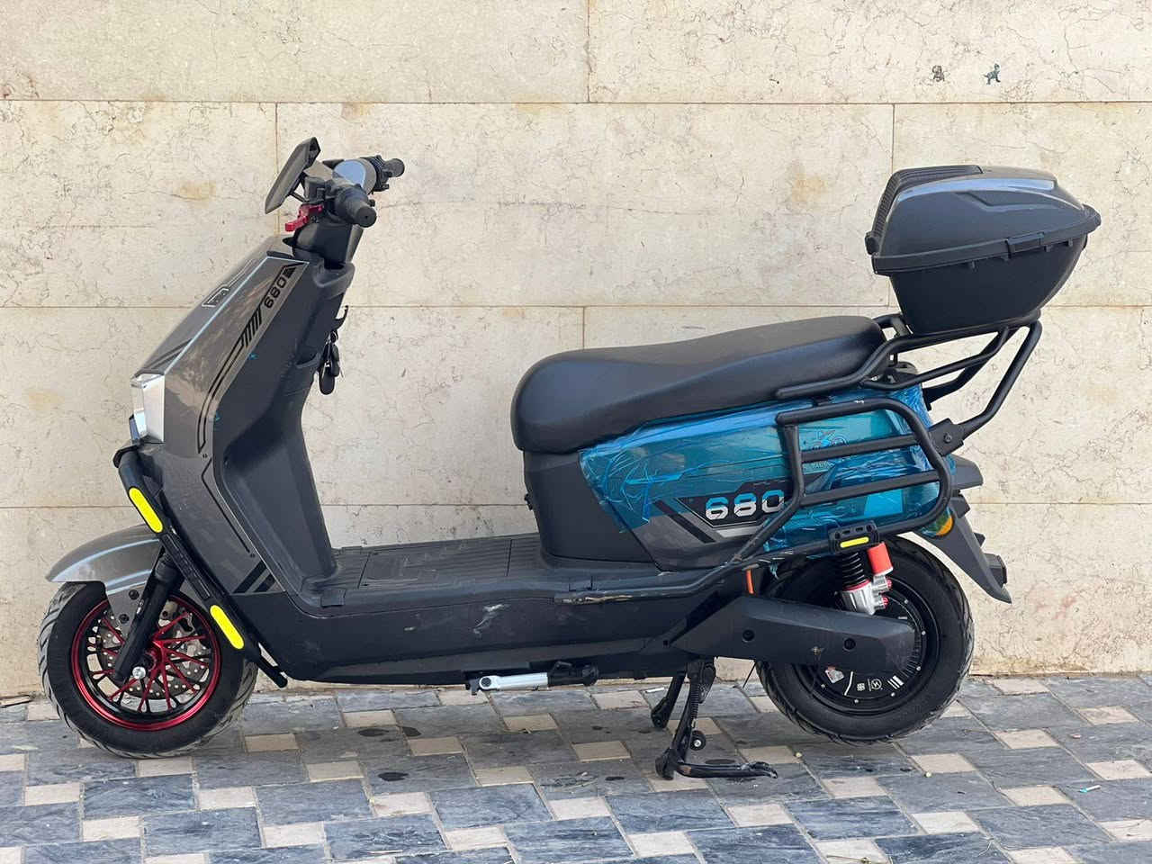 السلام عليكم شباب دراجه شحن كهربائيه نؤع سكنس680 شركته AL SULTAN بطاريات 6 كبيره دبل ملف 2000 دراجه زيرؤ غير مستخدم 0 كيلؤ متر دراجه مؤصفاتها معرؤفه ؤصل معرض مؤجؤد بسمي مكاني بغداد  رقم الهاتف ***********
