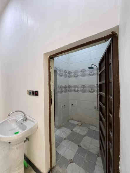 سلام عليكم بيت مساحه 100 لبيع الموقع البصره شط العرب فيروزيه شارع 16 يحتوي لبيت ع 2غرف  نوم ديوانيه صاله حمام خارجي  وداخلي راح يكون سعر 54 وبي مجال ***********
