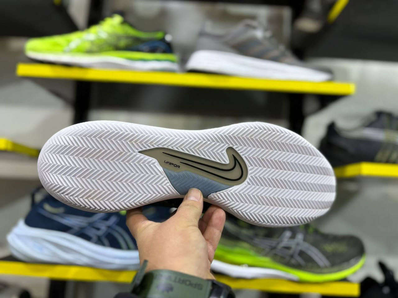 ماركة NIKE حذاء لعب صالات
شرط أورجينال وشرط النظافه اسم مستخدم 
قياس خاص 47.5
طول القدم 31
السعر 40 الف
التواصل عن طريق الماسنجر والواتساب ***********
يوجد توصيل جميع المحافظات
